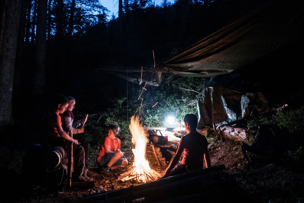 Übernachtung im Wald, den Abend verbringt ihr am Lagerfeuer!