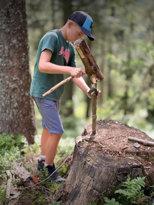 Holz hacken für das Feuer