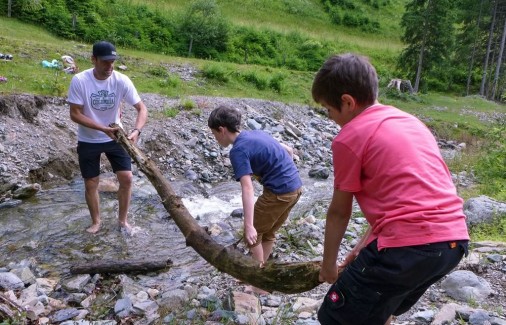 Staudamm bauen am Bach